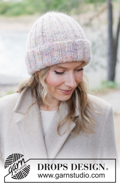 261-17 Rainbow Reach Hat by DROPS Designet