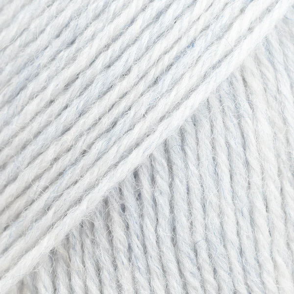 DROPS Fabel Uni Colour 126 Blasser Himmel