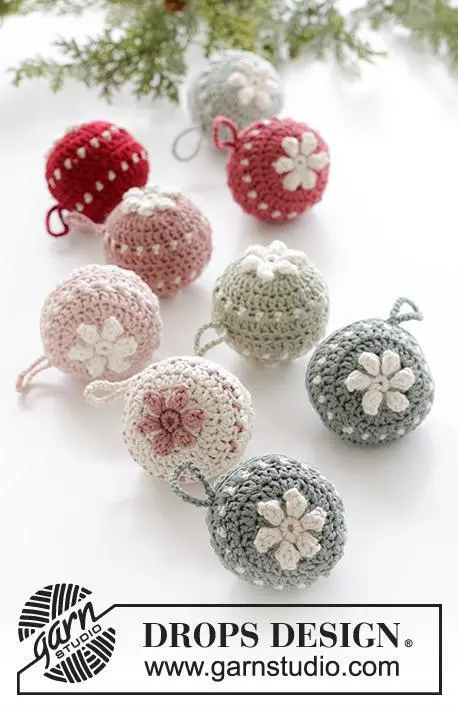 0-1571 Christmas Blossoms by DROPS Design