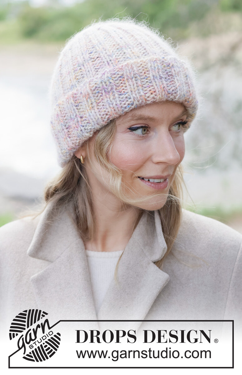 261-17 Rainbow Reach Hat by DROPS Designet